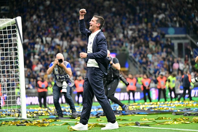 Cristian Chivu merayakan raihan scudetto ke-21 setelah pertandingan sepak bola Serie A Liga Italia antara Inter Milan vs Parma di stadion Giuseppe Meazza di Milan, pada 3 Mei 2026. (Foto oleh Stefano RELLANDINI / AFP)
