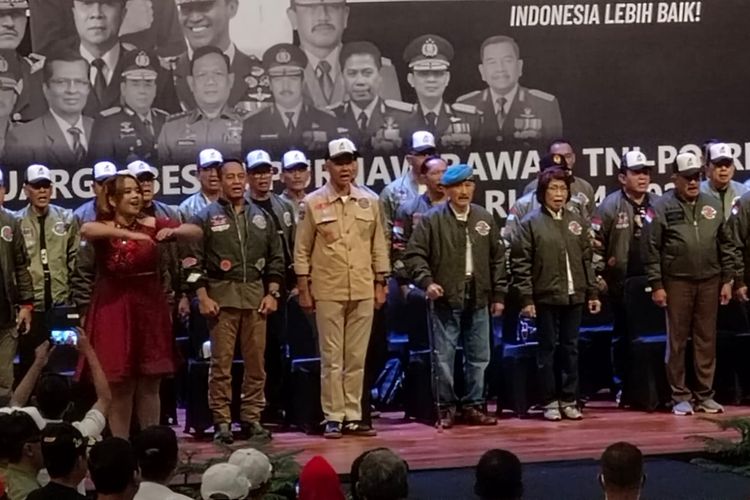 Capres nomor urut 3 Ganjar Pranowo (memakai topi berbaju krem) menghadiri deklarasi dukungan dari PP Polri Jawa Tengah, di Karanganyar, Jawa Tengah, Rabu (7/2/2024) pagi.