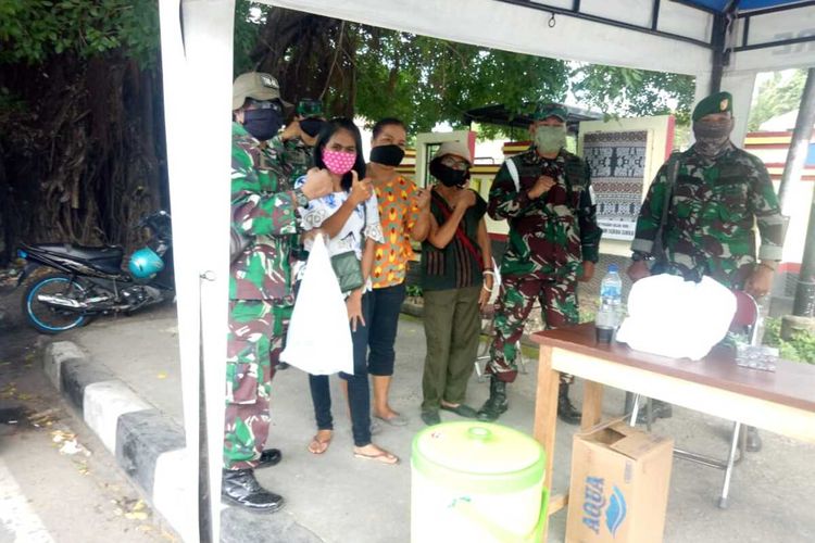 Foto : Saat Devia Alexandra, seorang gadis di kota Maumere, Kabupaten Sikka, NTT mengantar makanan dan minuman ringan bagi para petugas di Posko Covid-19.