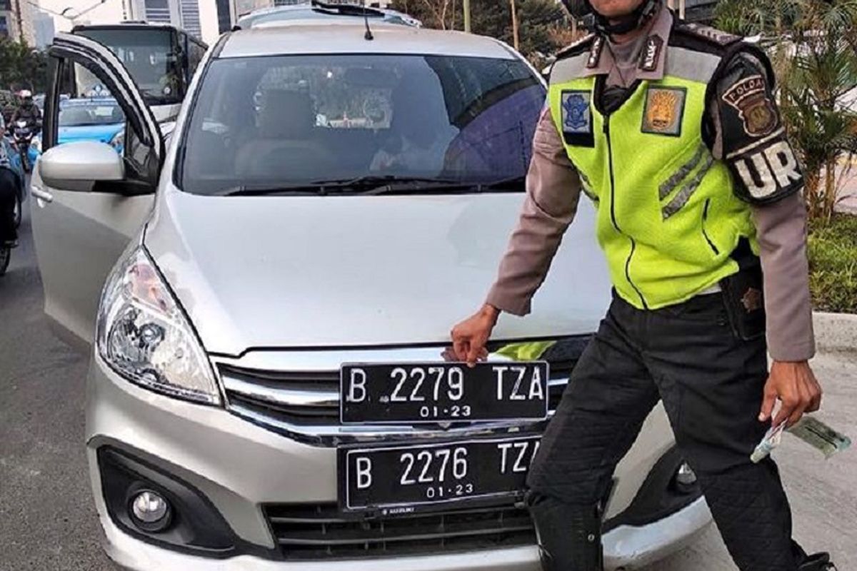 Sebuah mobil yang ditindak polisi pada Kamis (26/7/2018). Dari foto, terlihat mobil yang ditindak menggunakan dua pelat nomor, masing-masing B 2276 TZA dan B 2279 TZA. Tujuannya untuk mengakali peraturan ganjil genap.