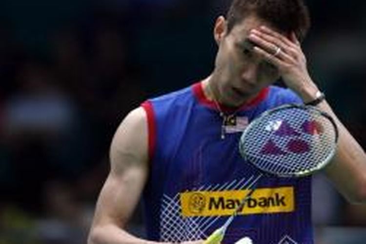 Pebulu tangkis Malaysia, Lee Chong Wei, menyeka keringat sebelum melakukan servis pada pertandingan babak pertama BWF World Championships atau Kejuaran Dunia di Tian-He  Indoor Gymnasium, Guangzhou, China, Senin (5/7/2013).