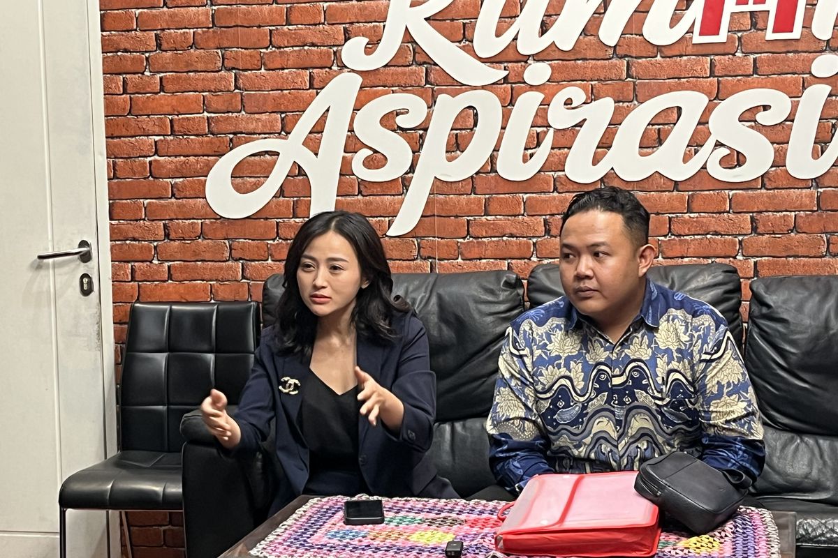 pertemuan Wakil Walikota Surabaya Armuji bersama kuasa hukum Jan Hwa Diana, Elok Dwi Katja di ruang utama Rumah Aspirasi pada Selasa (27/5/2025). 