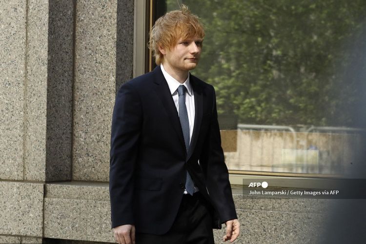 Penyanyi Ed Sheeran tiba di gedung pengadilan federal di New York City untuk menghadiri sidang gugatan pelanggaran hak cipta, pada 25 April 2023. 