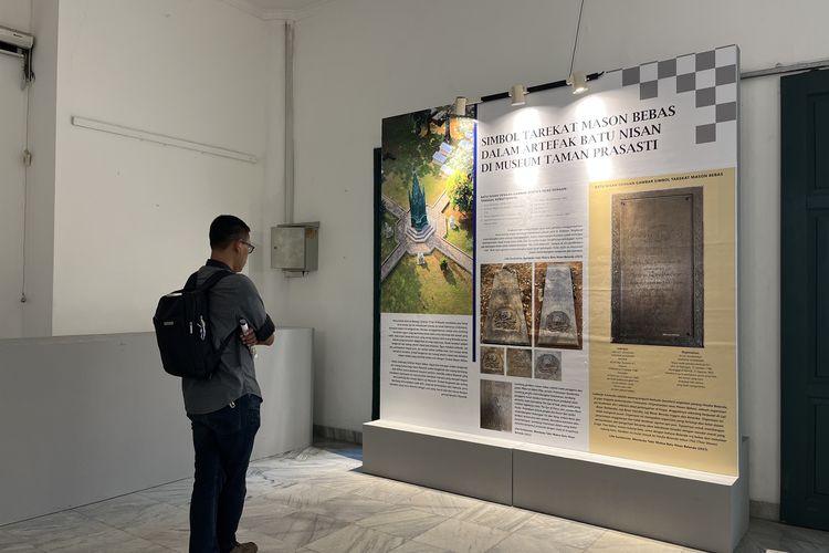 Pameran Jejak Memori “Hikayat Tarekat Mason Bebas di Indonesia” di Museum Taman Prasasti Jakarta, Rabu (1/11/2023).