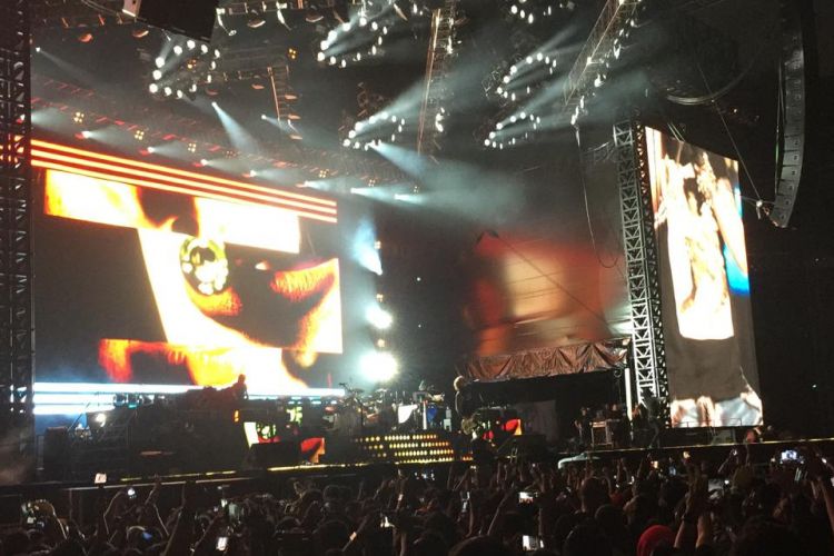  Konser Guns N Roses di Stadion Utama GBK, Senayan, Jakarta Pusat, Kamis (8/11/2018), akhirnya dimulai. Secara mengejutkan, AXL Rose dan kawan-kawan membuka konser bertajuk Not In This Life Tour itu dengan lagu Its So Easy.