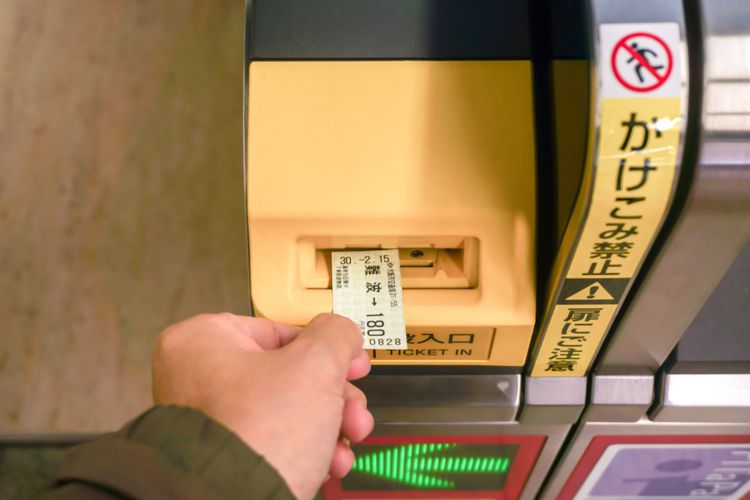 Masukkan karcis atau kartu JR Pass ke dalam lubang untuk naik kereta di Jepang. Jika menggunakan IC Card, tap kartu pada bagian yang sudah disediakan.