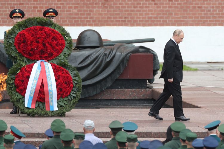 Presiden Rusia Vladimir Putin menghadiri upacara peletakan karangan bunga di Tomb of the Unknown Soldier di Taman Alexandrovsky dekat Kremlin, Moskwa, 22 Juni 2022. Upacara tersebut digelar untuk mengenang para prajurit yang gugur ketika mempertahankan Uni Soviet dari serangan Nazi.