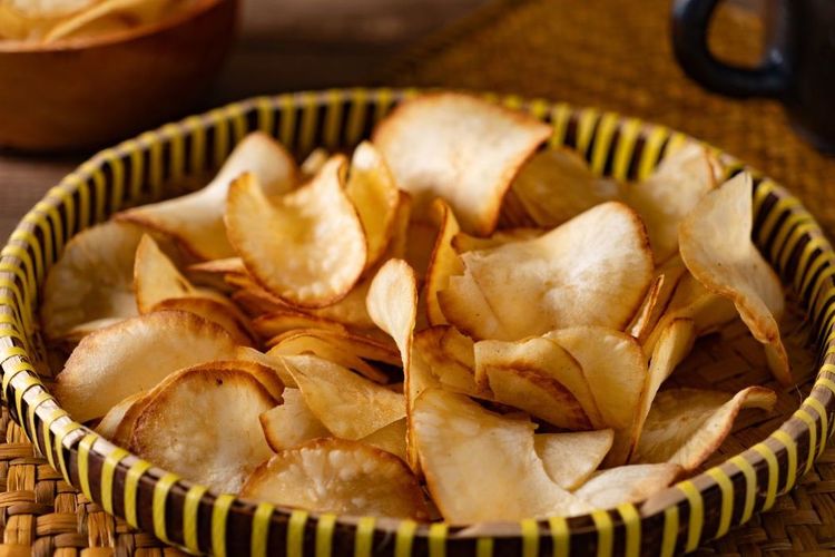 Untuk membuat keripik singkong renyah, dapat direndam air kapur sirih sebelum digoreng.