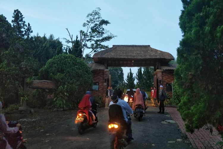 Warga desa Bojong Koneng, Kecamatan Babakan Madang, Hambalang, Bogor, Jawa Barat menunaikan shalat Idul Fitri 1440 H di Masjid Nurul Wathan, Rabu (5/6/2019).