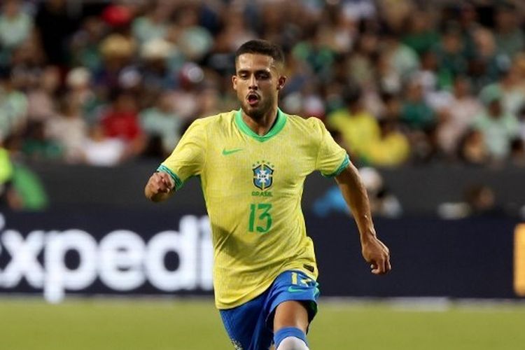 Bek Brasil, Yan Couto, menggiring bola pada pertandingan persahabatan melawan Meksiko di Kyle Field pada 8 Juni 2024.
