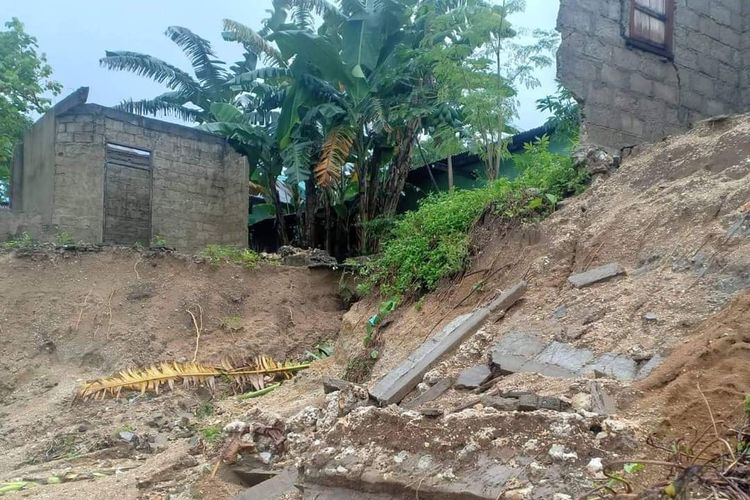 Tiga rumah warga di dusun Kelapa Dua, Desa Kairatu, Kabupaten Seram Bagian Barat, Maluku rusak parah dihantam gelombang pasang dan abrasi pantai, Minggu (31/7/2022)
