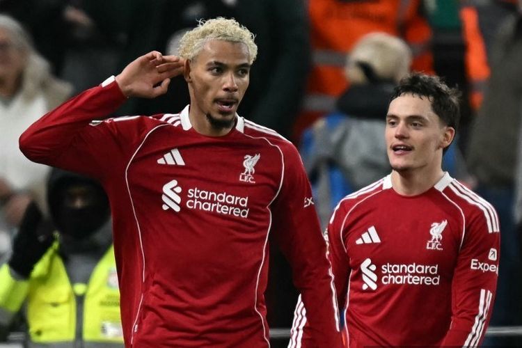 Striker Liverpool, Hugo Ekitike (kiri), merayakan setelah mencetak gol kedua pada laga Liga Inggris antara Liverpool dan Newcastle United di Anfield, Liverpool, barat laut Inggris pada 31 Januari 2026.