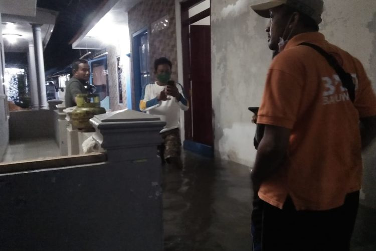 Perkampungan warga Kelurahan Kampung Mandar, Kecamatan/Kabupaten Banyuwangi, Jawa Timur, terendam banjir rob, Senin (6/12/2021) malam. Dok TRC BPBD Banyuwangi