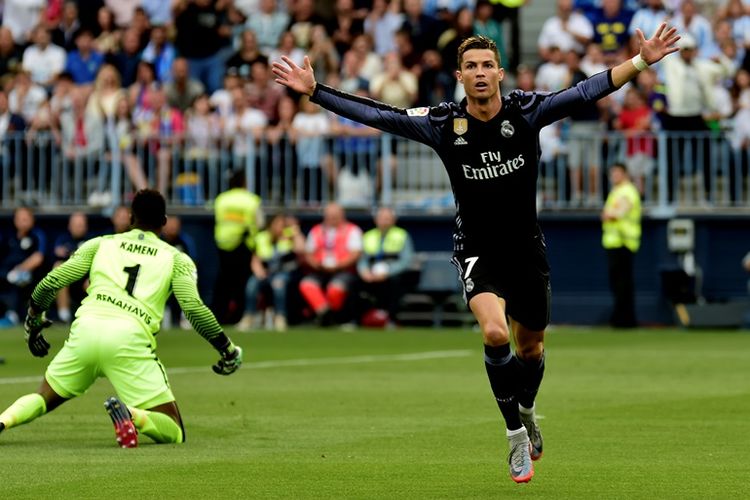 Penyerang Real Madrid, Cristiano Ronaldo, merayakan golnya, seusai membobol gawang Malaga pada pertandingan terakhir La Liga di Stadion La Roselada pada 21 Mei 2017. 
