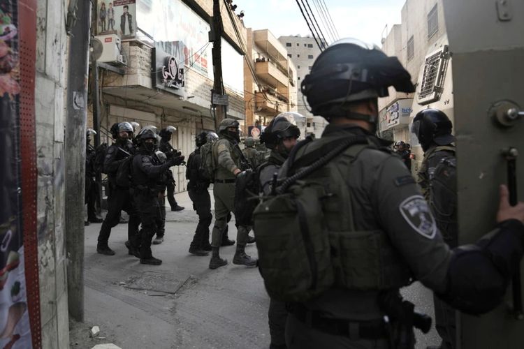 Pasukan keamanan Israel setelah melakukan penghancuran rumah keluarga pria bersenjata Palestina, dekat Yerusalem, 25 Januari 2023.