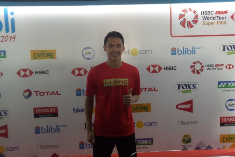 Pebulu tangkis tunggal putra Indonesia, Jonatan Christie usai tampil di babak kedua Indonesia Open 2019 di Istora Senayan, Kamis (18/7/2019).