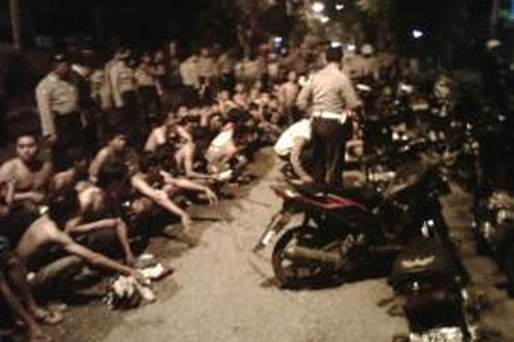 Pemilik motor balapan liar terjaring operasi Satlantas Polres Pamekasan, Kamis malam. Balapan dilakukan di depan rumah dinas Bupati Pamekasan, Achmad Syafii.