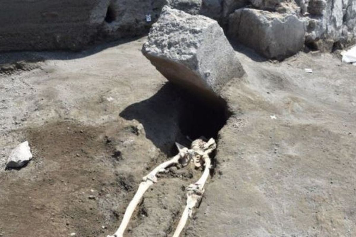 Kepala manusia yang kejatuhan balok batu besar di Pompeii.