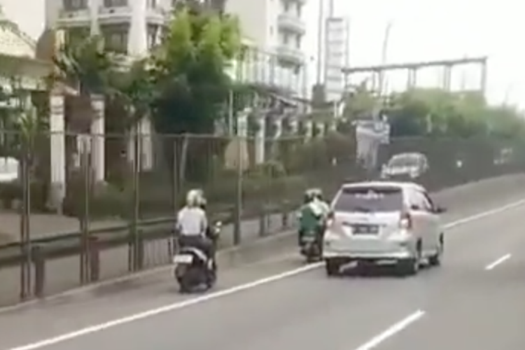 Pengendara motor masuk jalan tol