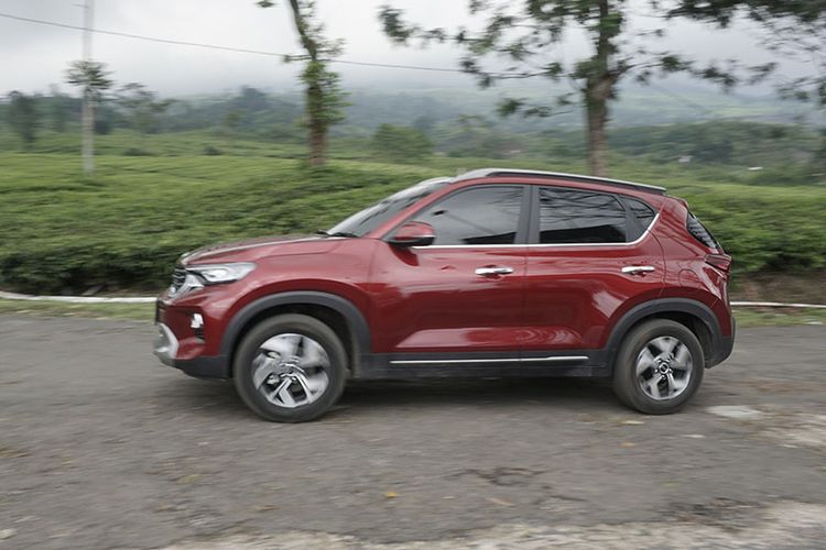 Review KIA Sonet ke luar kota. LSUV terbaru ini menawarkan beragam fitur yang bersaing di kelasnya