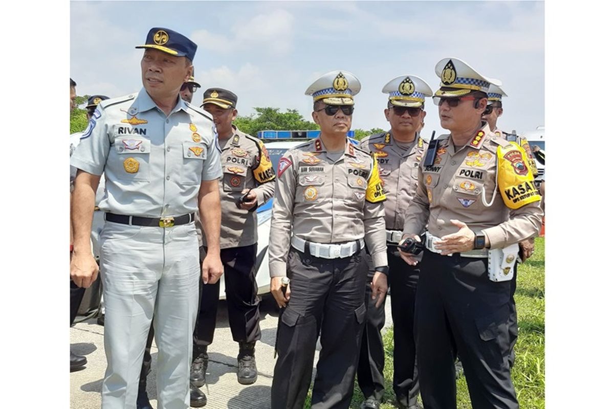 Direktur Utama Jasa Raharja Rivan A Purwantono saat melakukan survei ke lokasi kecelakaan bus Rosalia bersama Kepala Korps Lalu Lintas (Kakorlantas) Kepolisian Indonesia (Polri) Insinyur Jenderal (Irjen) Polisi Dr Drs Aan Suhanan MSi.
