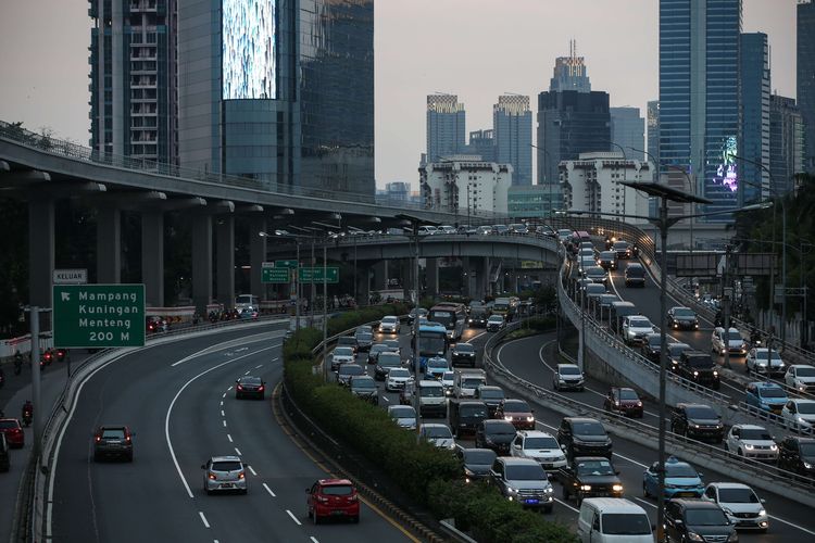 Lalu lintas kendaraan di Tol Dalam Kota Jakarta tampak padat pada jam pulang kerja di hari ketiga pemberlakuan pembatasan sosial berskala besar (PSBB) tahap dua, Rabu (16/9/2020). Pembatasan kendaraan bermotor melalui skema ganjil genap di berbagai ruas Ibu Kota resmi dicabut selama PSBB tahap dua.