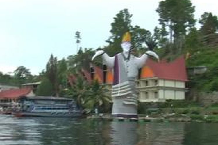 Si gale-gale raksasa setinggi 16 meter berdiri megah di atas Danau Toba, di depan Hotel Duma Sari, Tuktuk Siadong, Kabupaten Samosir, Sumatera Utara. 

