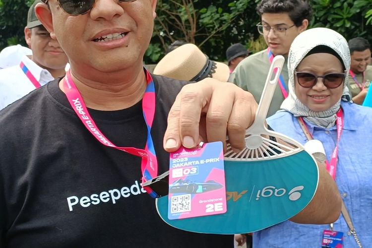 Eks Gubernur DKI Jakarta Anies Baswedan saat menunjukkan tiket Formula E, Sabtu (3/6/2023) di Ancol, Jakarta Utara. Ia dan juga rombongan dipastikan hadir dan duduk di Tribun 2E.