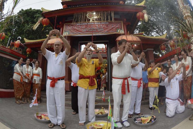 Sejumlah warga etnis Tionghoa menggelar ritual tolak bala di Vihara Dharmayana Kuta, Bali, Senin (4/2/2019). Ritual tersebut dilakukan untuk menetralisir aura negatif serta penyucian menyambut Tahun Baru Imlek 2570.