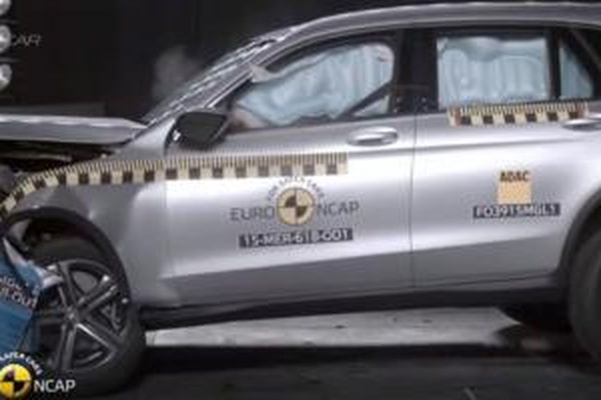Mercedes-Benz GLC yang sedang diuji tabrak oleh Euro NCAP. Hasilnya mendapatkan 5 bintang.