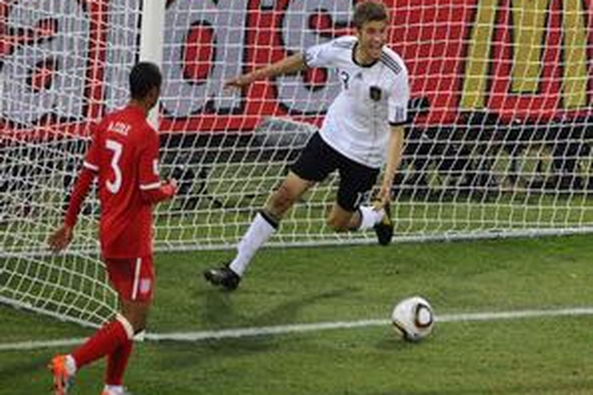 Gelandang Jerman, Thomas Mueller, merayakan gol yang dicetaknya ke gawang Inggris di perdelapan final Piala Dunia 2010, Minggu (27/6/10).