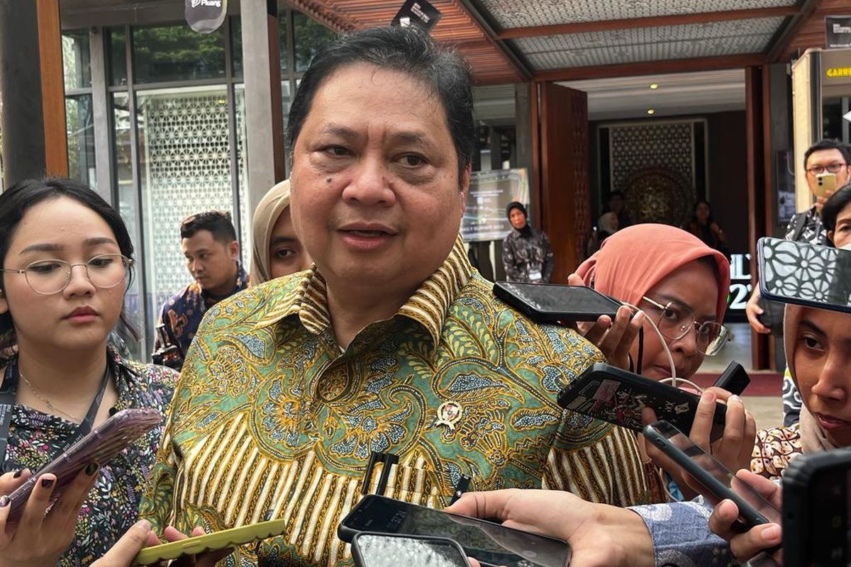 Menteri Koordinator Perekonomian Airlangga Hartarto saat ditemui di Hutan Kota by Plataran, Jakarta, Selasa (24/10/2023).