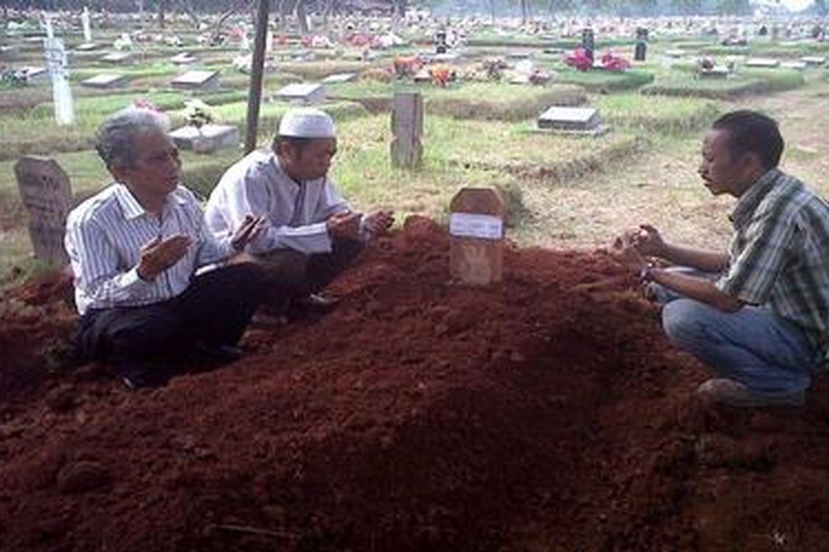 Makam Ahmad Yosepa alias Hayat (31) di Taman Pemakaman Umum (TPU) Pondok Rangon, Jakarta Timur, Selasa (27/9/2011) sore. 