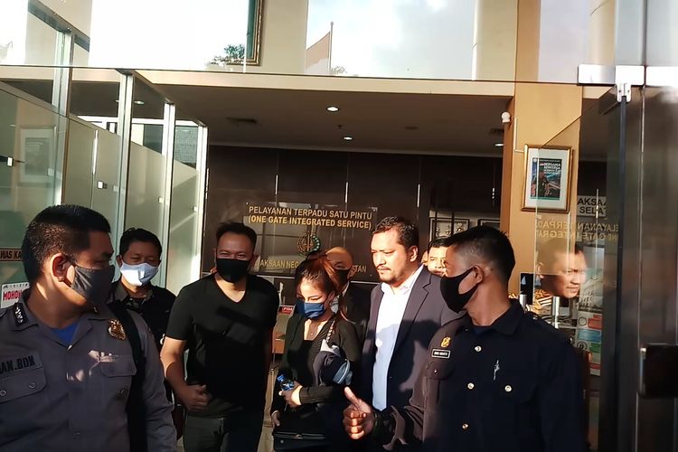 Tersangka kasus dugaan pencemaran nama baik, Vicky Prasetyo saat akan keluar dari Kejaksaan Negeri Jakarta Selatan, Selasa (7/7/2020).