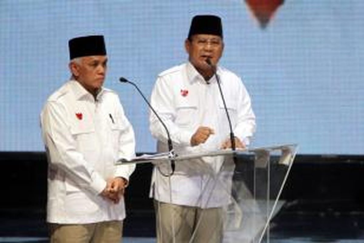 Pasangan capres dan cawapres, Prabowo-Hatta mengikuti acara debat di Jakarta Selatan, Senin (9/6/2014). Debat akan dilakukan sebanyak lima kali selama masa kampanye.  