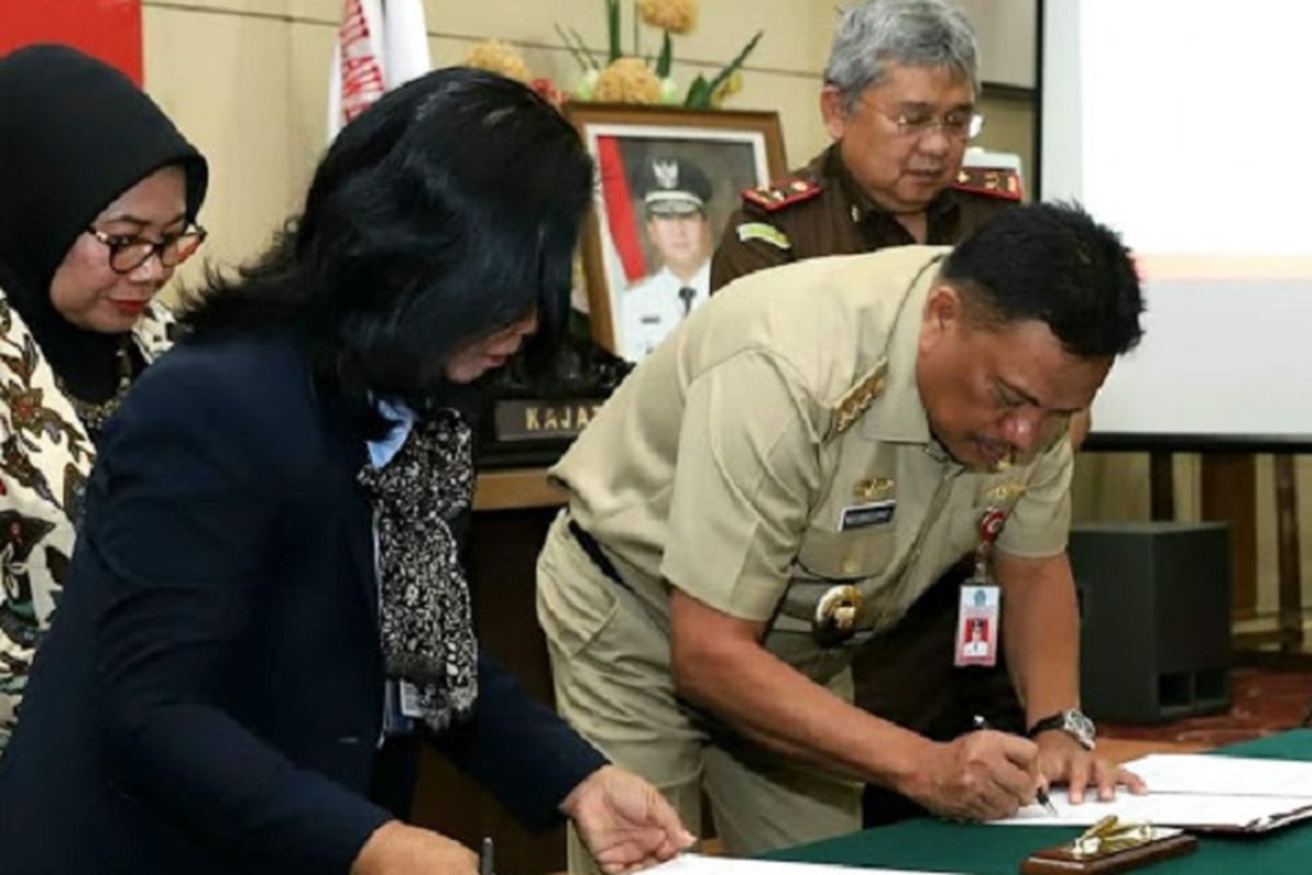 Gubernur Sulawesi Utara Olly Dondokambey pada acara penandatanganan perjanjian kerjasama pemenuhan kewajiban perpajakan sebagai syarat pemberian layanan publik antara Kanwil DJP Suluttenggo dan Malut dengan pimpinan daerah di Sulut di Kantor Gubernur, Selasa (4/9/2018) pagi.