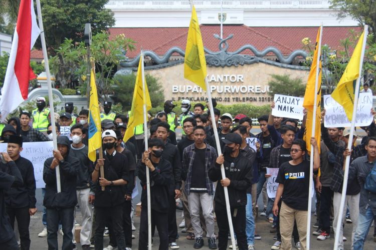 Masa aksi berkumpul didepan Kantor Bupati Purworejo Jawa Tengah