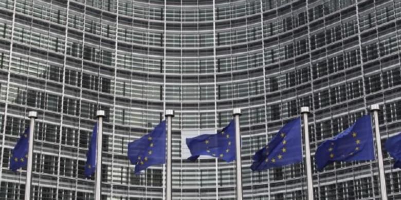 Bendera Uni Eropa terlihat di luar markas Komisi Eropa di Brussels.