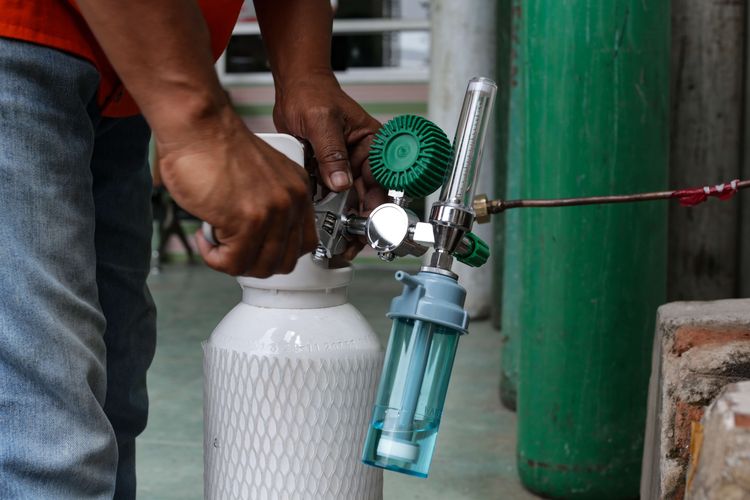 Pengisian tabung oksigen untuk keperluan medis di UD Berkah, Depok, Jawa Barat, Jumat (30/7/2021). Yayasan Khadimul Ummah Madani bekerjasama denagn UD Berkah menyelenggarakan pengisian tabung oksigen gratis setiap Jumat.