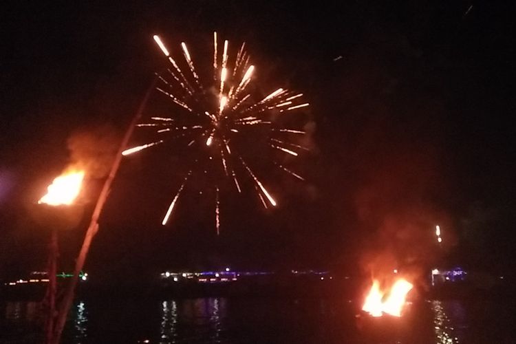 Perang petasan kembang api mewarnai malam terakhir Festival Keriang-keriut, di Sungai Arut, Pangkalan Bun, Kalimantan Tengah, Kamis (30/5/2019) malam