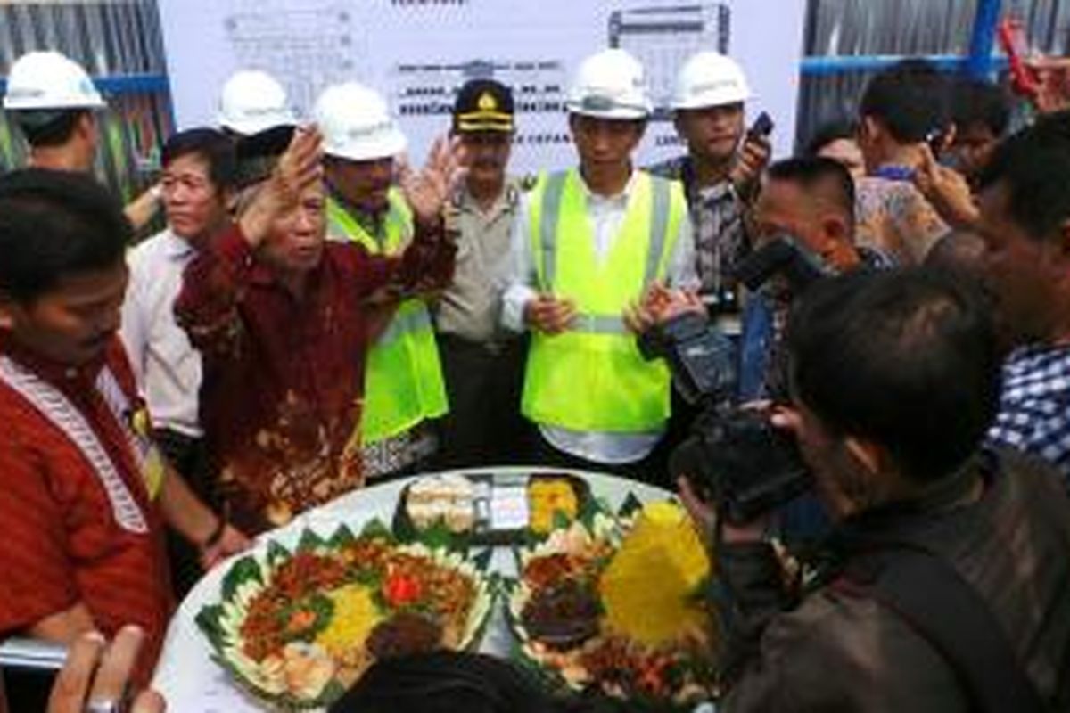Gubernur DKI Jakarta Joko Widodo meresmikan pembangunan revitalisasi lima pasar rakyat di Jakarta. 