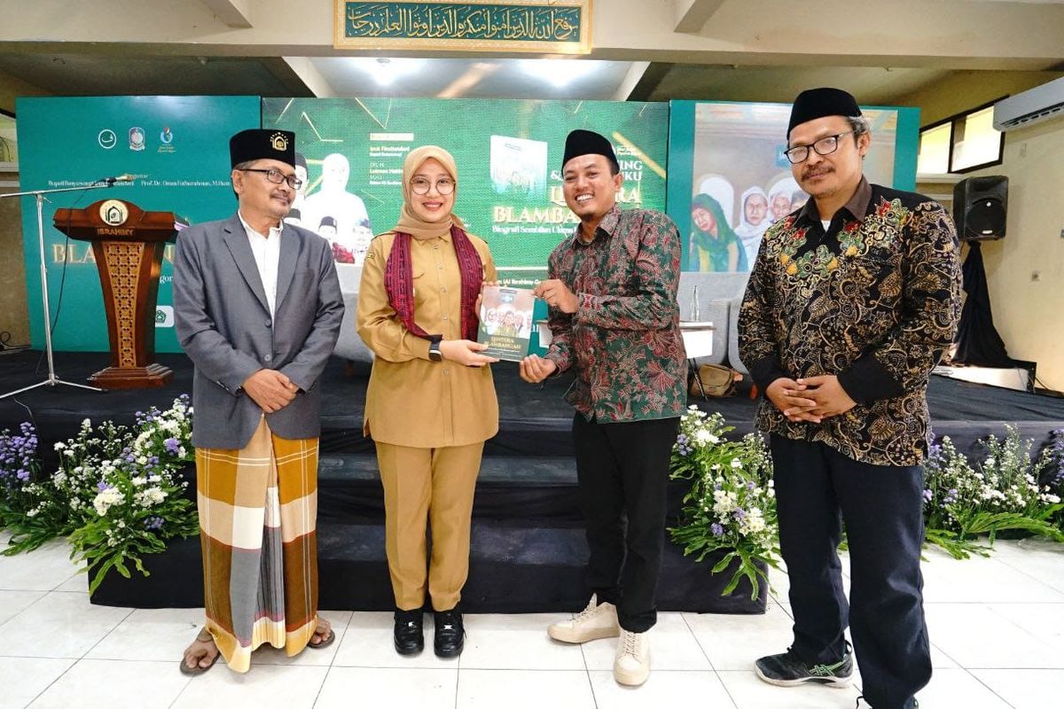 Pemerintah Kabupaten (Pemkab) Banyuwangi meluncurkan buku Lentera Blambangan di Auditorium IAI Ibrahimy, Genteng, Banyuwangi, Senin (23/10/2023). 
