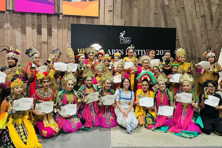 Sanggar Tari Gandrung Dance Studio Jakarta dan UKM Rampoe Fakultas Ilmu Budaya Universitas Gadjah Mada (UGM) berhasil memborong medali di Festival Seni Asia (Asia Arts Festival) di Singapura.