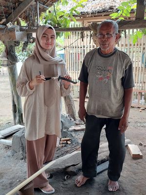 Utoeh Ishak pembuat rencong yang masih menjaga tradisi pembuatan dengan cara tradisional bersma penulis Aifa Meisi Putri Aulia, siswa SMAN Modal Bangsa Arun, Aceh.