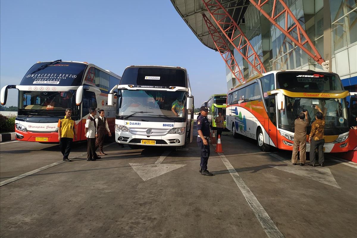 Staf Ahli Menteri Perhubungan Bidang Logistik dan Multimoda Kemenhub, Cris Kuntadi melepas secara simbolis operasional perdana bus AKAP Tol Trans Jawa yang mengangkut pemudik ke Surabaya, Provinsi Jawa Timur, Senin (27/5/2019). 