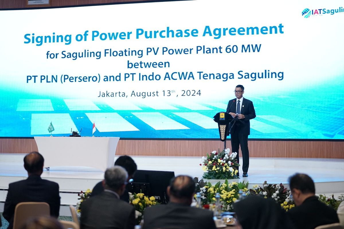 Direktur Utama PLN Darmawan Prasodjo menyampaikan sambutannya dalam penandatanganan power purchase agreement (PPA) untuk pengembangan proyek Pembangkit Listrik Tenaga Surya (PLTS) Terapung Saguling dengan kapasitas 60 Megawatt Alternating Current (MWAc) atau 92 Megawatt peak (MWp) di PLN Kantor Pusat, Jakarta, Selasa (13/8.2024).