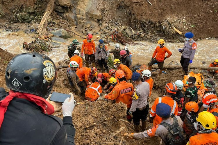 Tim gabungan melakukan evakuasi jenazah korban gempa di Cianjur, Jawa Barat, Jumat (25/11/2022).