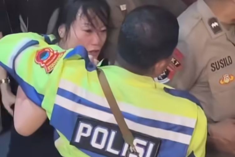 WNA Perempuan Tantrum Pukul Ojol Usai Tabrak Dua Mahasiswa hingga Tewas di Kalibanteng Semarang