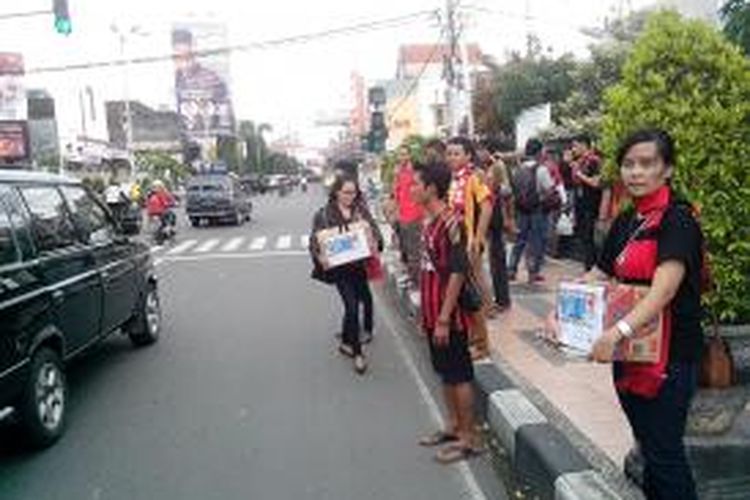 Milanisti Sezione Kediri, Jawa Timur, saat menggalang dana untuk disalurkan ke beberapa daerah terdampak bencana alam, Minggu (19/1/2013).