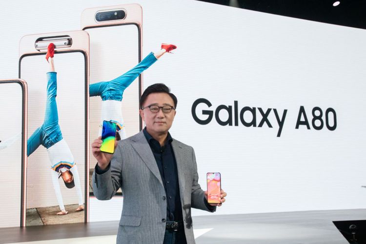 DJ Koh, President and CEO of IT & Mobile Communications Division at Samsung Electronics, saat memperkenalkan Galaxy A80 dalam acara peluncuran di Bangkok, Thailand, Rabu (10/4/2019).